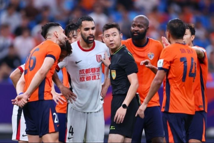 足球报介绍蓉城备战：韦世豪受罚缺战，德尔加多等将承担更多重任