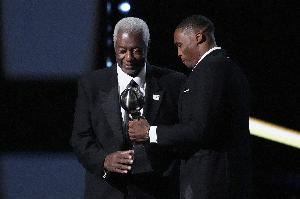 奥斯卡-罗伯特森NBA生涯首秀即三双 历史唯一