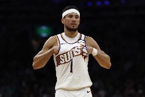 格雷森-阿伦:布克每次进攻都会被包夹 他不强行出手仍能每场30+