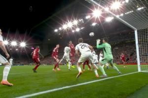 今天是战神！范戴克近距离头球，又被库尔图瓦神反应挡出